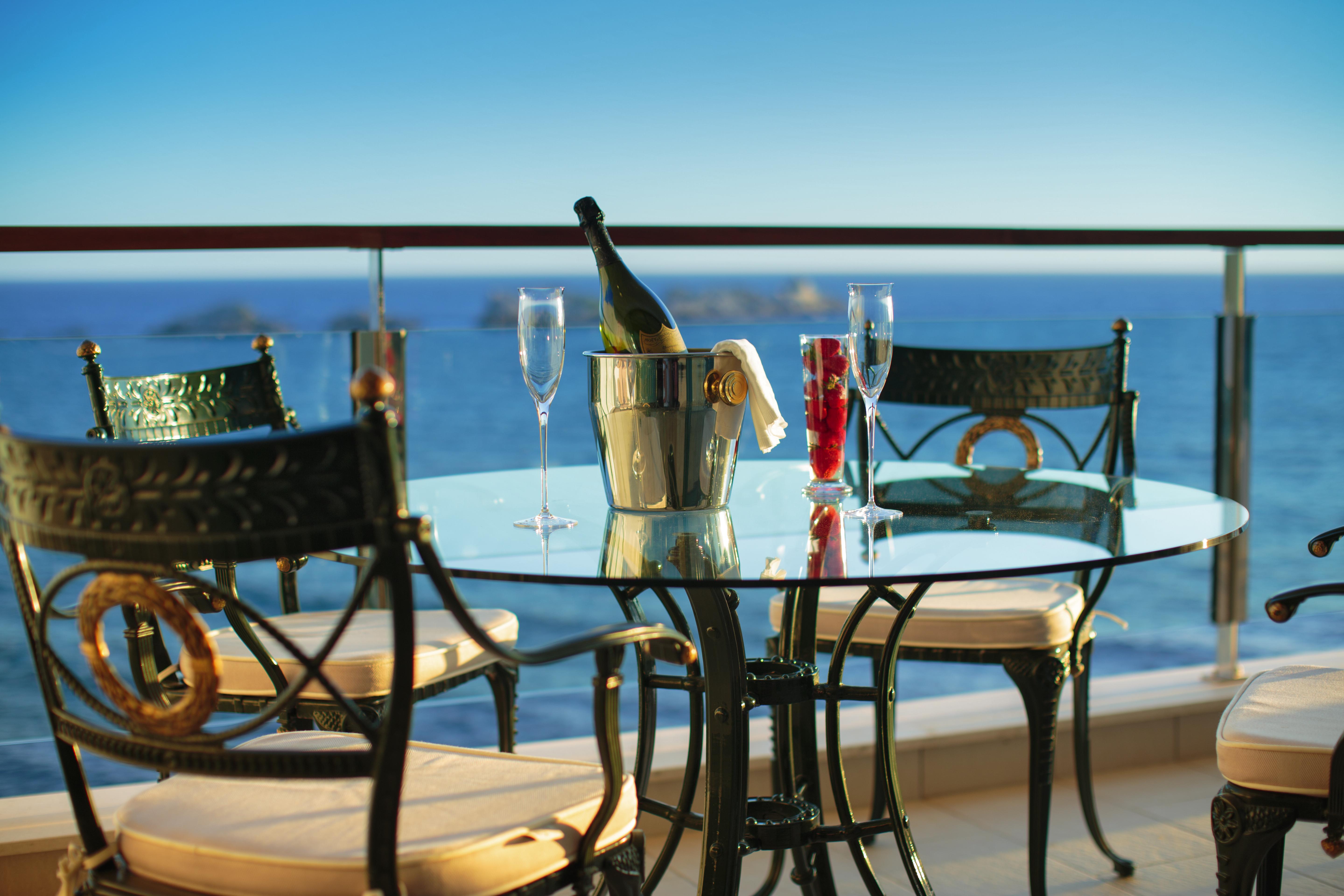 Royal Princess Hotel Dubrovnik Luaran gambar A balcony at the hotel