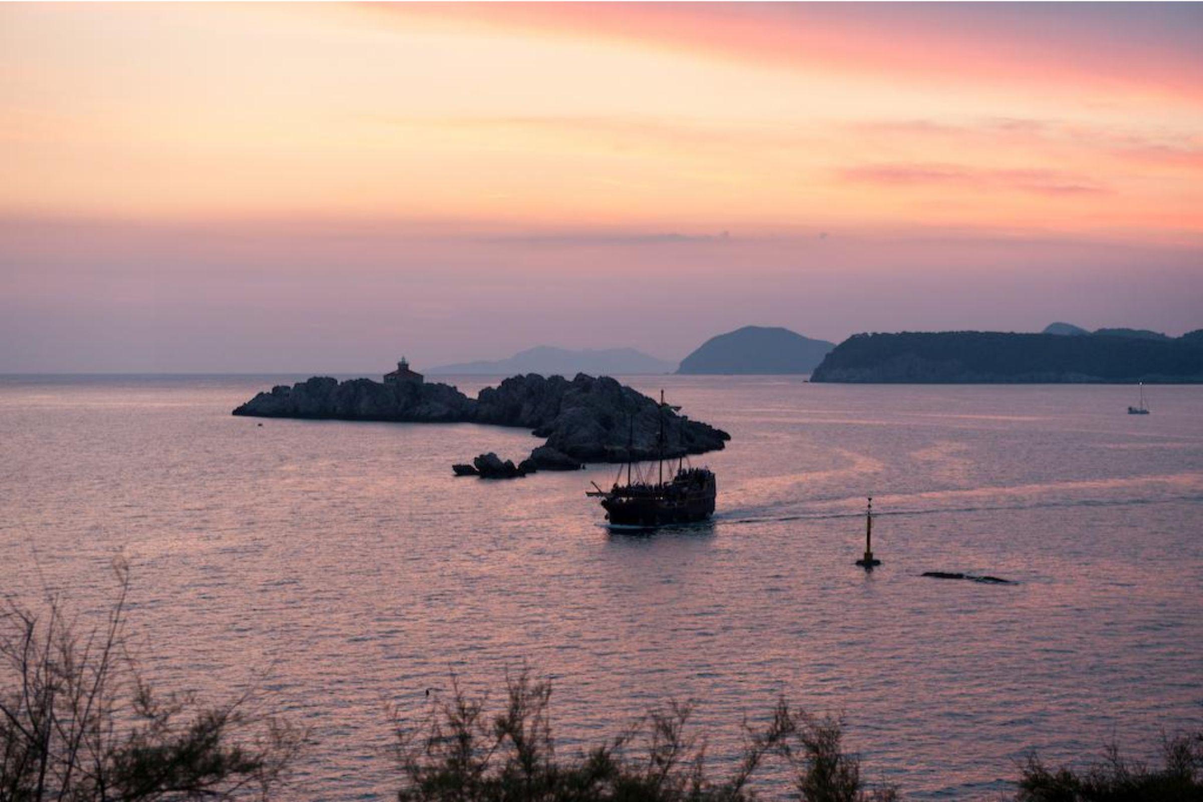 Royal Princess Hotel Dubrovnik Luaran gambar Sunset over the Gulf of Poetto