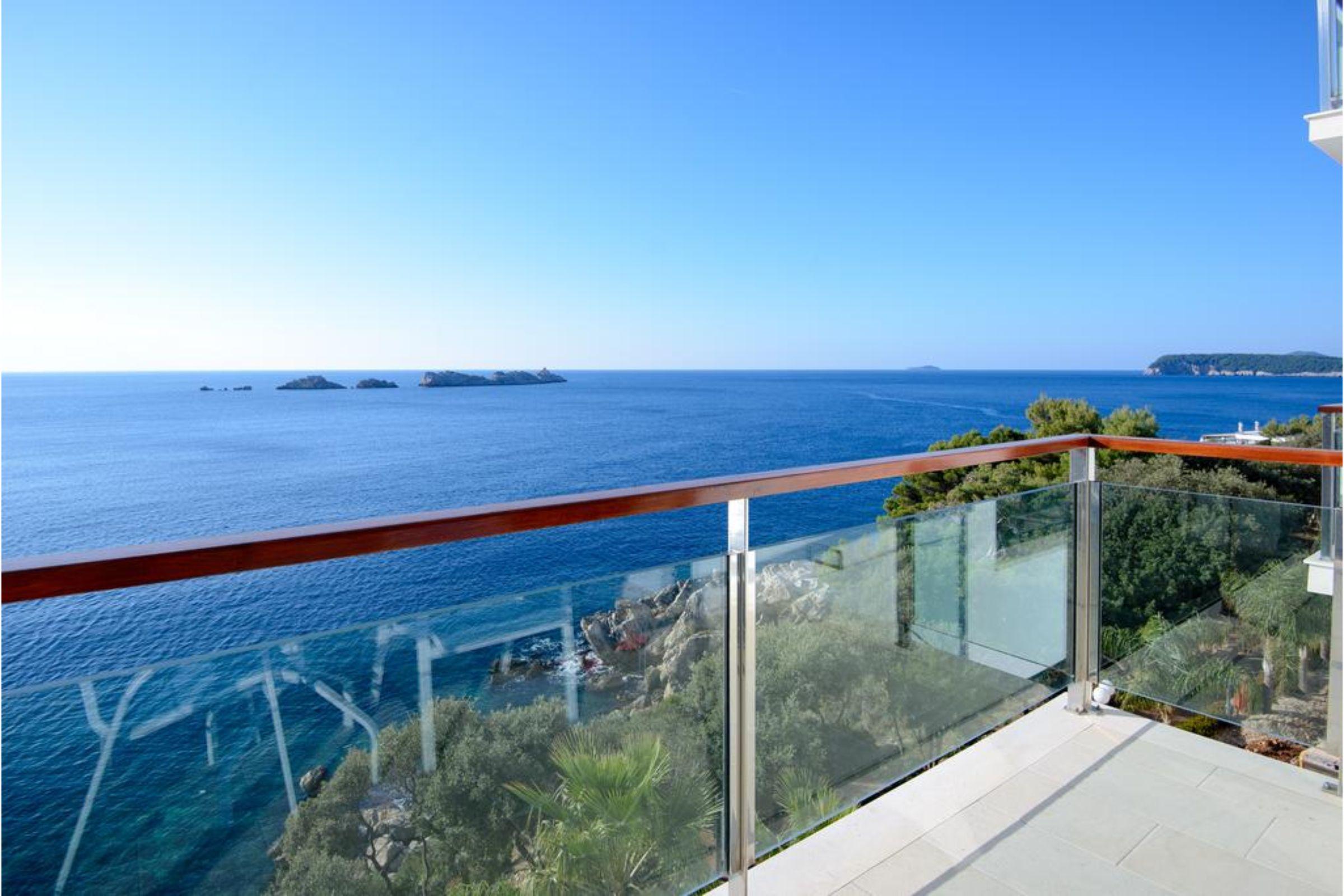 Royal Princess Hotel Dubrovnik Luaran gambar A glass balustrade