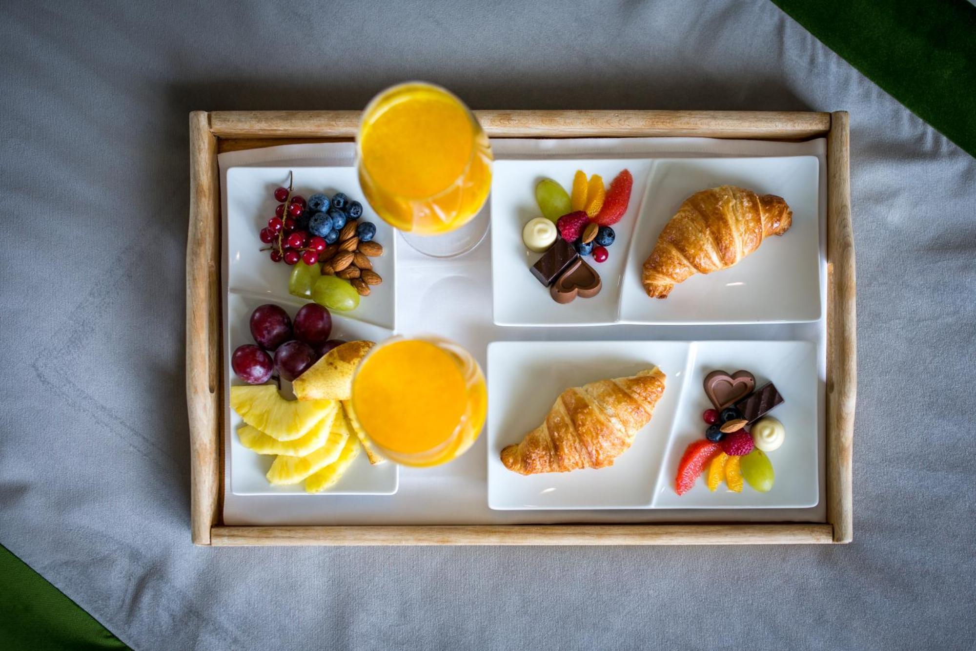 Royal Princess Hotel Dubrovnik Luaran gambar A breakfast tray