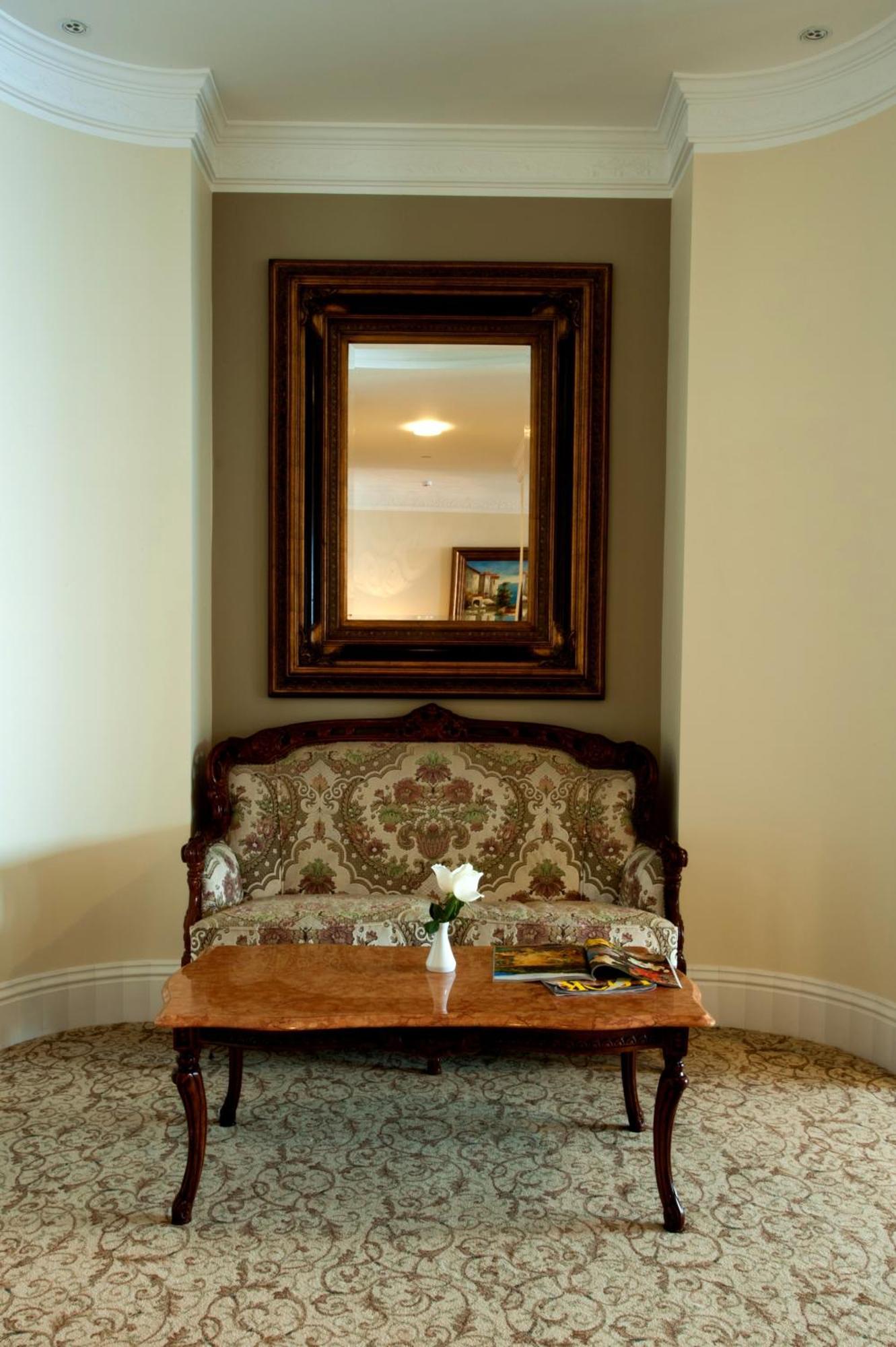 Royal Princess Hotel Dubrovnik Luaran gambar A settee in a hotel room