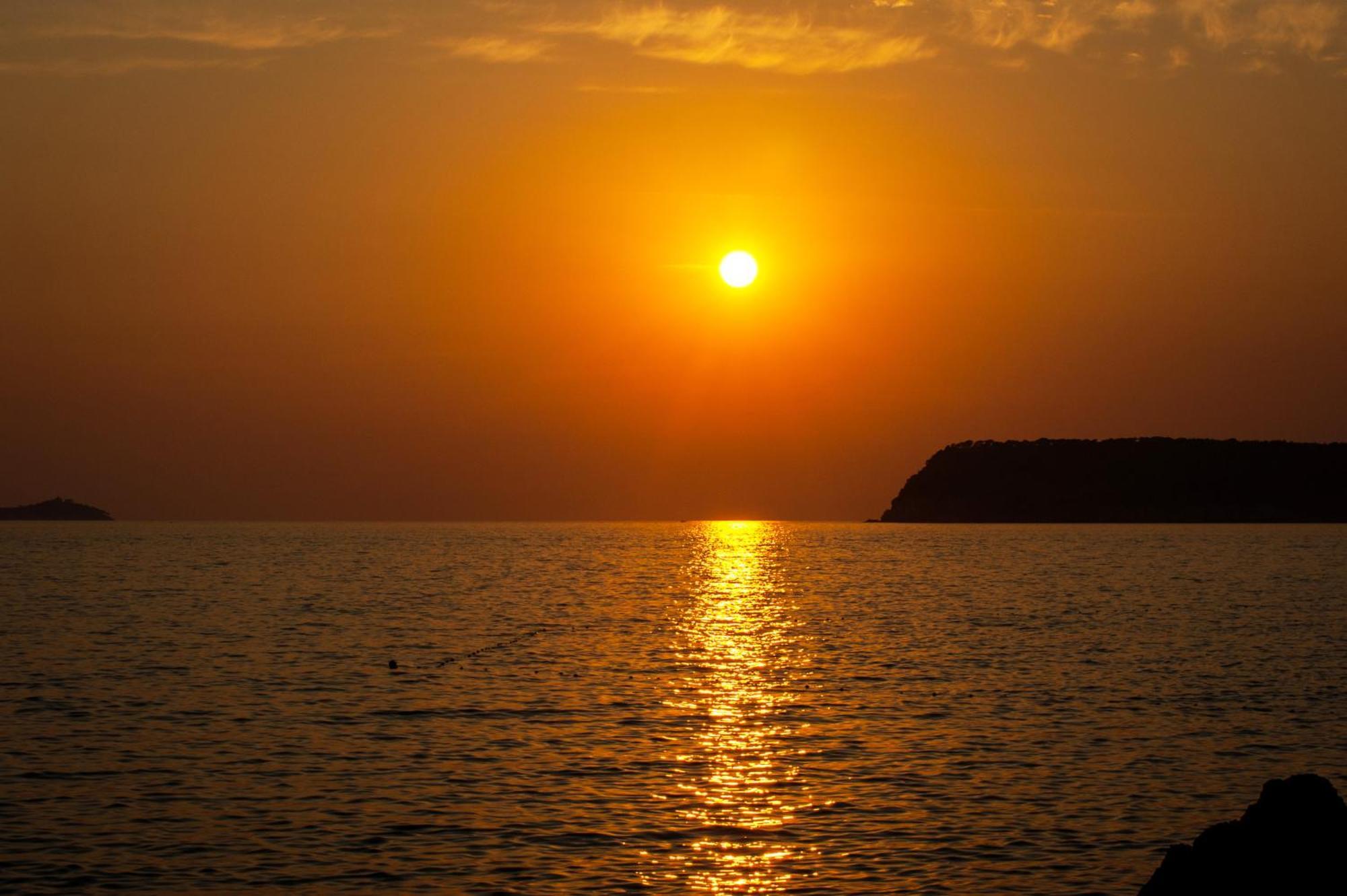 Royal Princess Hotel Dubrovnik Luaran gambar Sunset over the Gulf of Policastro