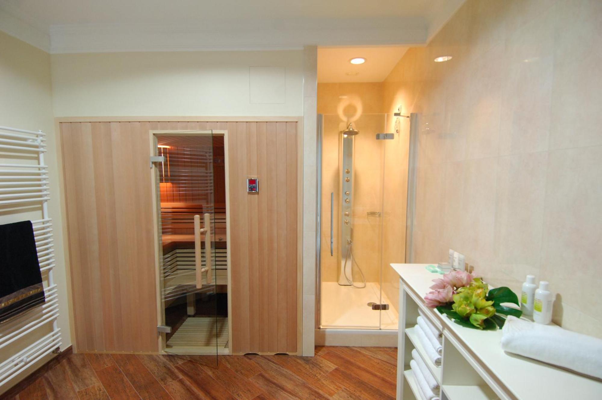 Royal Princess Hotel Dubrovnik Luaran gambar A shower and sauna in a modern bathroom