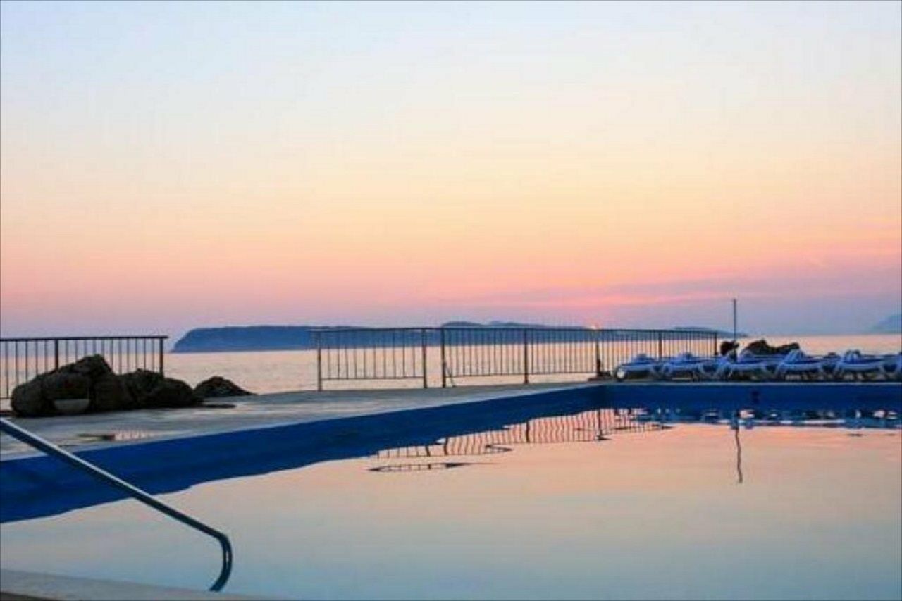 Royal Princess Hotel Dubrovnik Luaran gambar Sunset at the port of Rafina